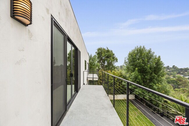 Building Photo - 105 Sequoia Dr