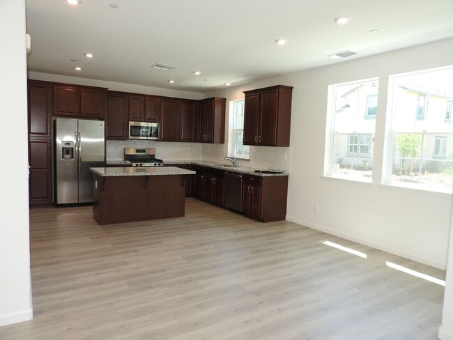 Building Photo - Beautiful Home in Roseville
