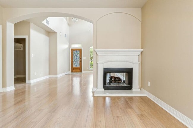 Building Photo - 15528 Interlachen Dr