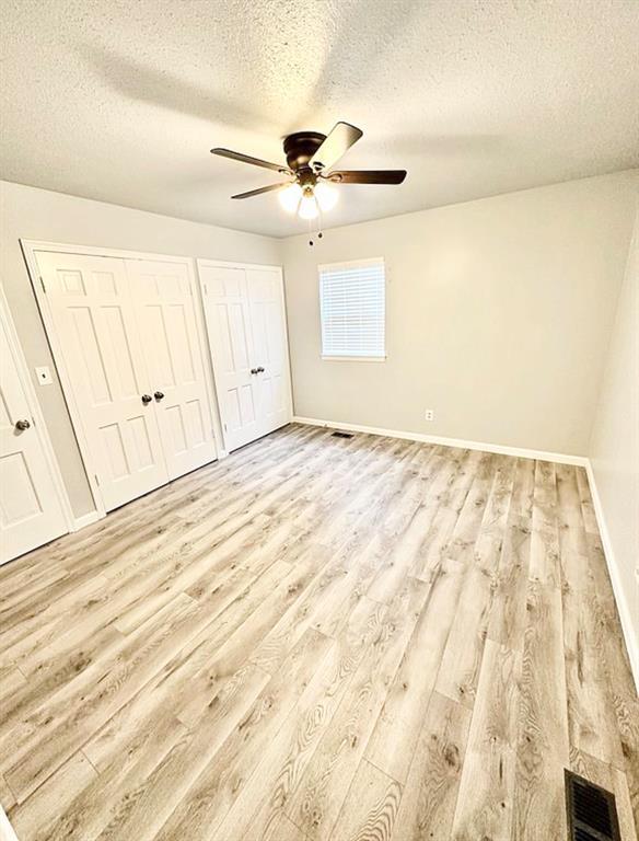 Building Photo - 3215 Oakwood Dr