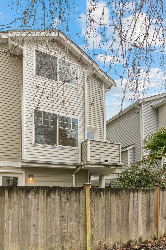 Building Photo - 2bd/1.5ba Seattle Townhouse