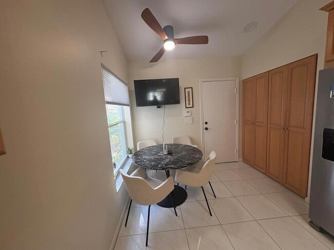 Building Photo - 7275 Summer Tree Dr