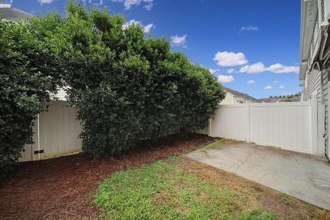 Building Photo - Lovely 3 Bed 2.5 Bath Townhome in Blakeny