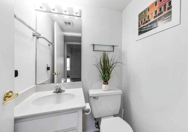 Building Photo - 11609 Village Pl Dr