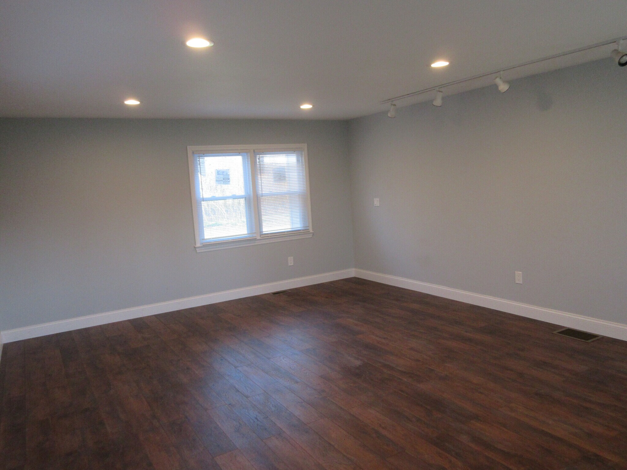 Building Photo - 370 Smithburg Rd