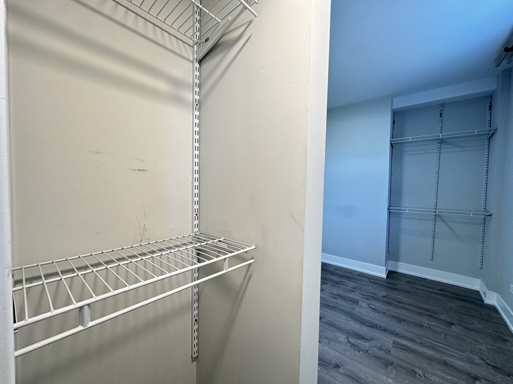 Building Photo - 553 W Belmont Ave
