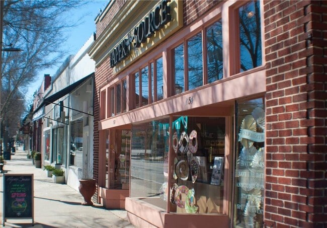 Building Photo - 961 E Rock Springs Rd NE