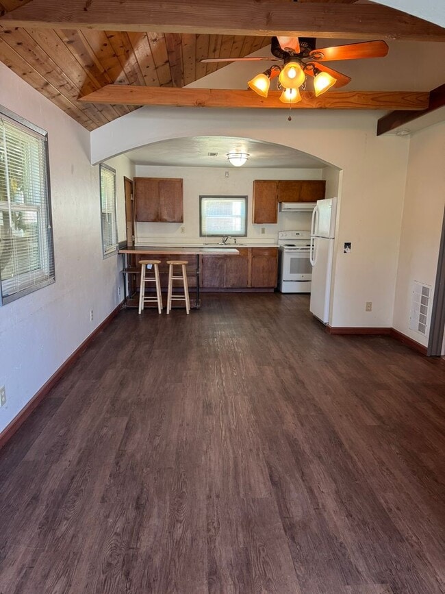 Building Photo - Barger area, 2 bedroom, 1 bath, large back...