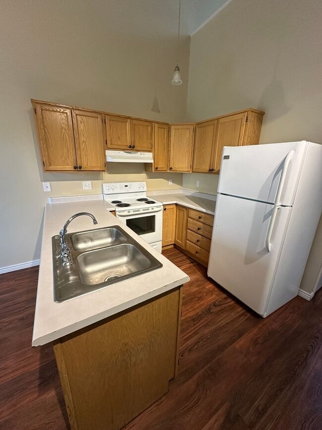 Building Photo - 3 BEDROOM, 2 BATHROOM TOWNHOUSE WITH 1 CAR...