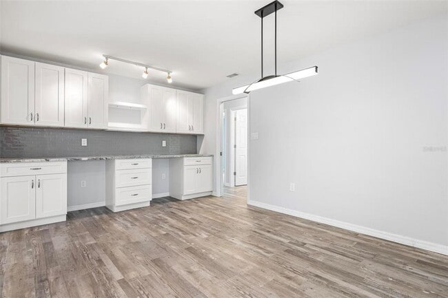 Building Photo - 1804 Oak View Dr