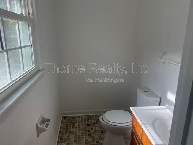 Building Photo - 1121 Brownview Dr