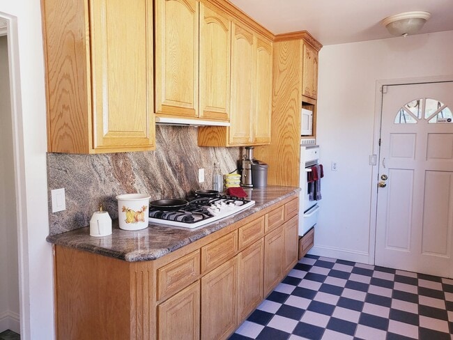 Building Photo - Charming Single Family Home