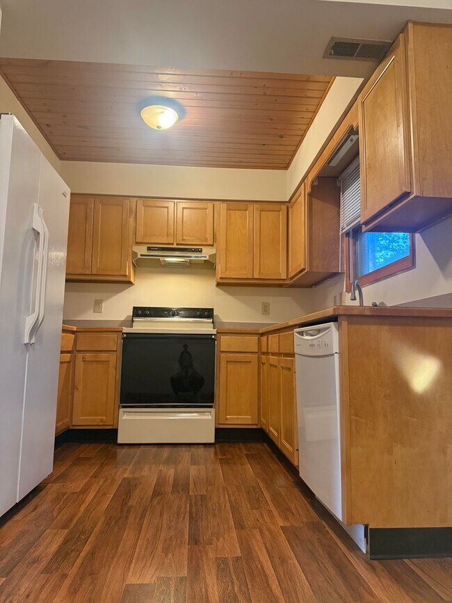 Building Photo - 2 Bedroom, 1.5 bath Townhouse: Cedar Grove...