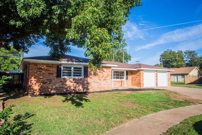 Building Photo - Fully Renovated 3/2/2!