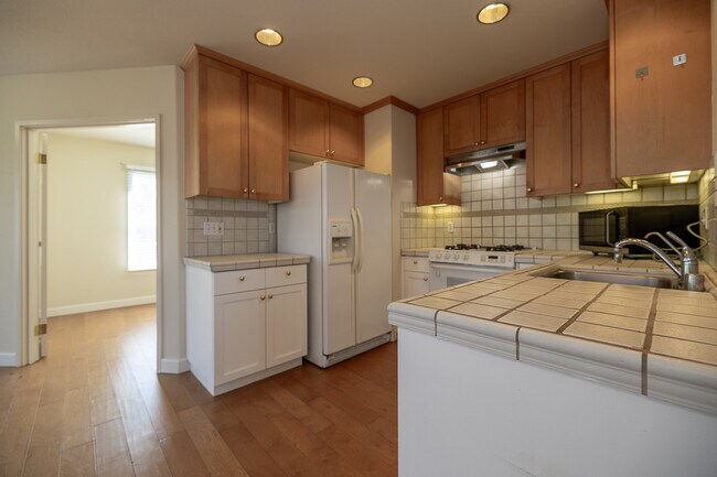 Building Photo - 7335 Rainbow Dr