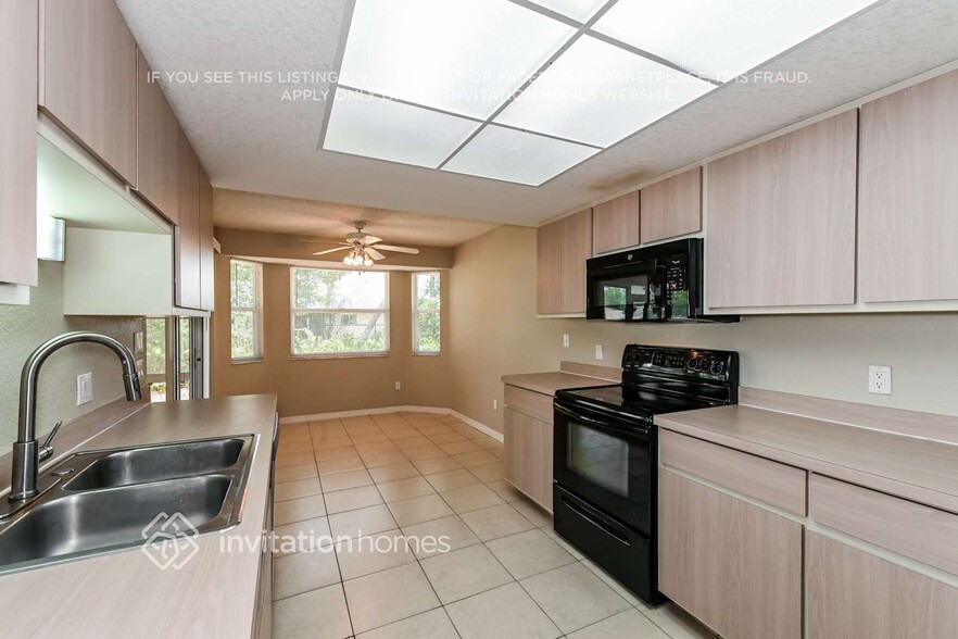 Building Photo - 3708 Fontainebleau St