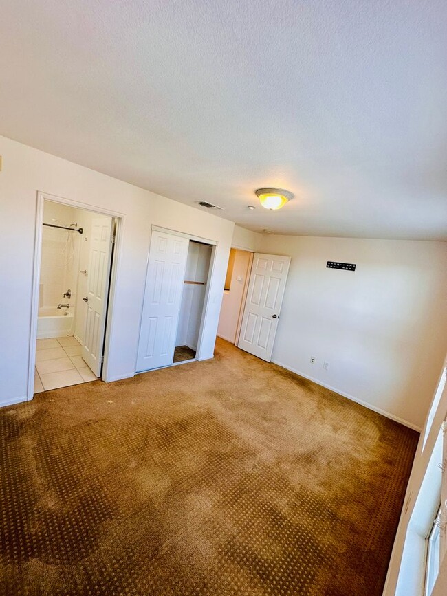 Building Photo - Luxury Tri-Level Townhome 2bd 2.5bth w Bon...