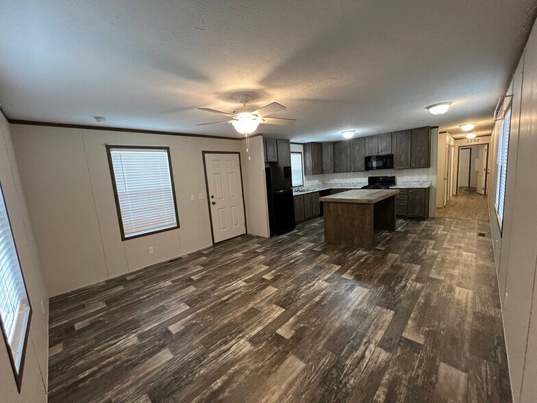 Building Photo - 38055 Leverette Ave