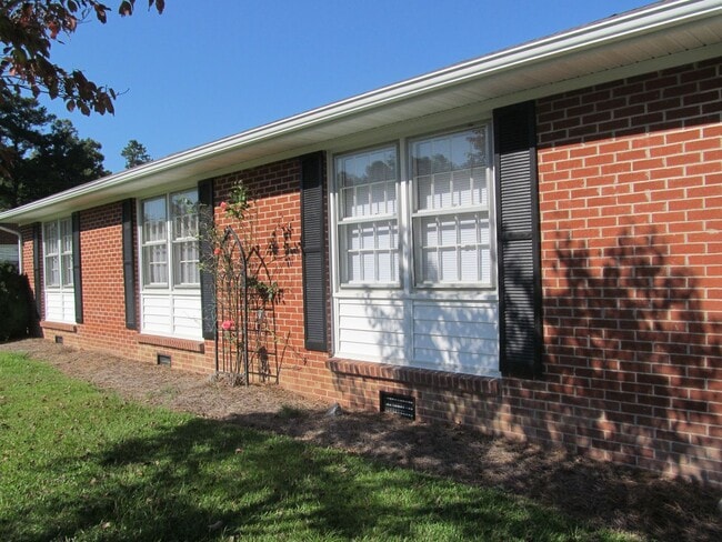 Building Photo - 3 Bed 1 Bath Brick Ranch