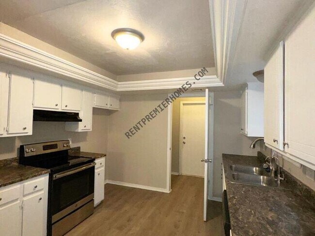Building Photo - 200 Lochwood Cir