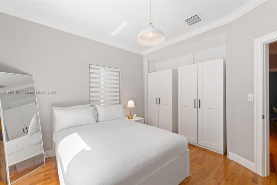 Building Photo - 10626 NE 10th Ct