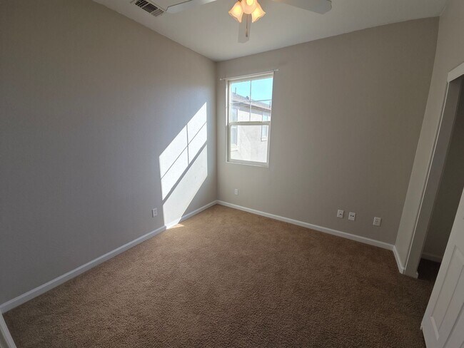 Building Photo - Gorgous 3 Bedroom 2/5 Bath home in HOA