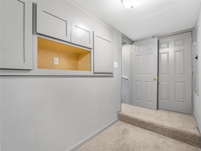 Building Photo - 6265 Lakeview Dr