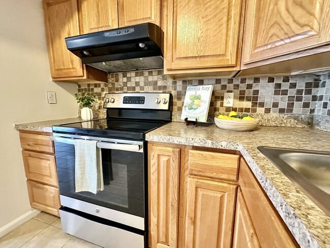 Building Photo - Updated & READY NOW!! A 3-Bedroom Great Neck Home! Excellent Schools! All Appliances Convey!