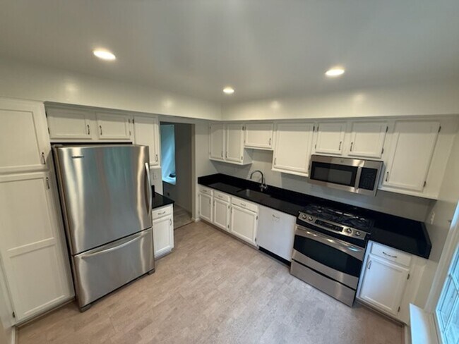 Building Photo - Updated 4BR Townhome!