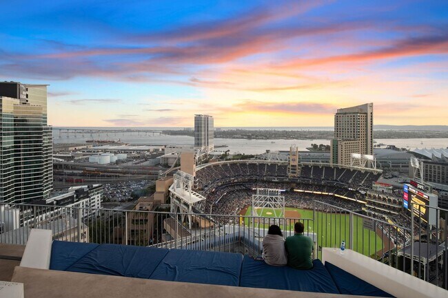Building Photo - Modern Elegance Meets Iconic Views – Luxur...