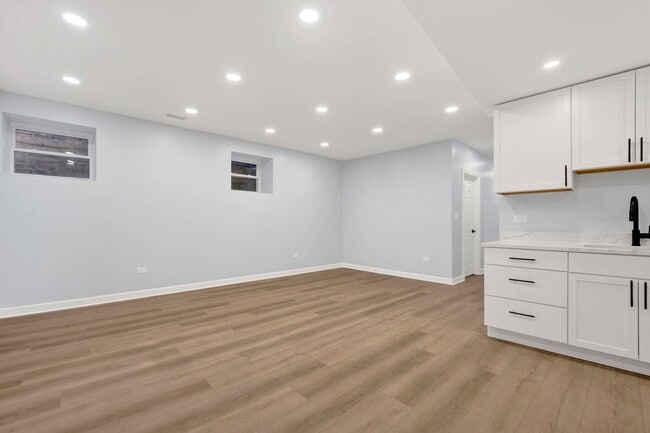 Building Photo - 2329 N Geneva Terrace