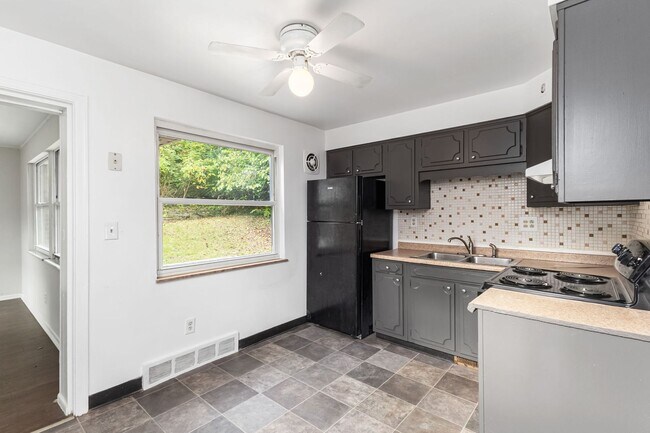 Building Photo - Westwood- Cozy 3 bedroom 1 Bath
