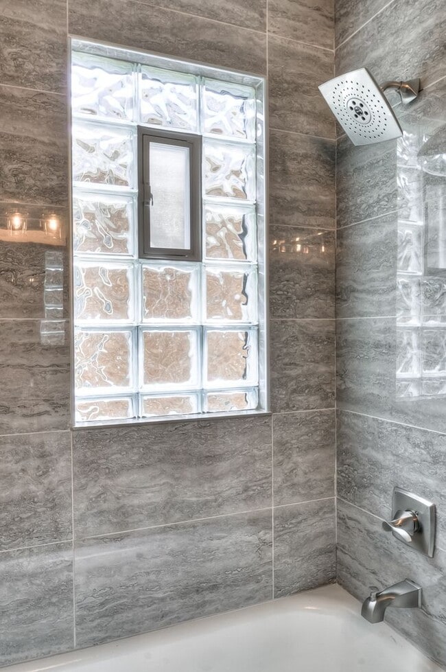 Building Photo - 4 bed in Aksarben