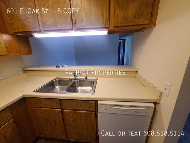 Building Photo - 601 E Oak St