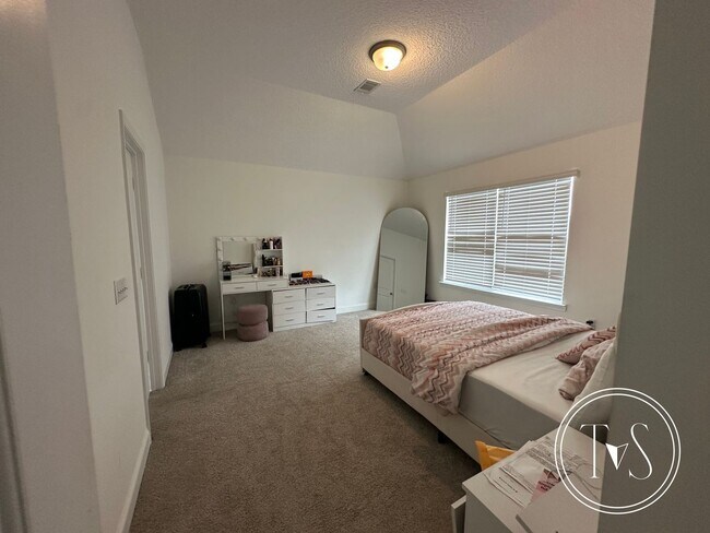 Building Photo - FALL MOVE-IN SPECIAL: $1000 OFF 1ST MONTH'...
