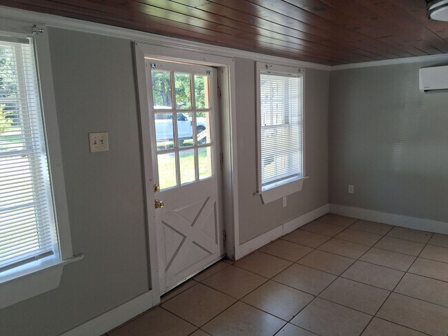 Building Photo - 2bedroom 1bath duplex