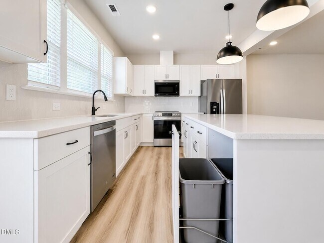 Building Photo - 136 Kobus Ct