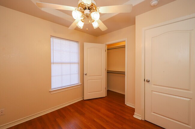 Building Photo - 1000 Ranchway Dr
