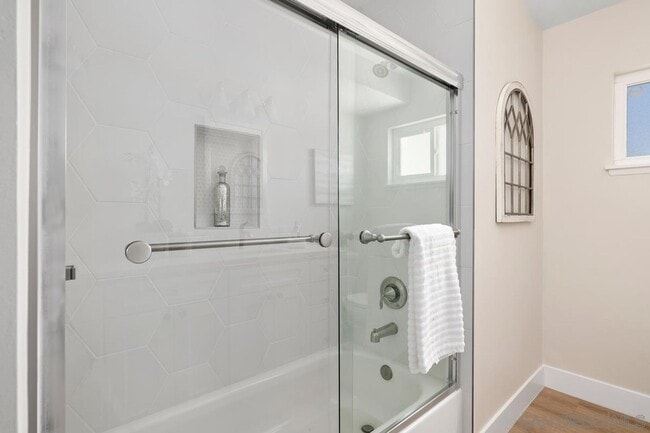 Building Photo - Just Listed! Stunning 4BR/2BA Fully Renova...