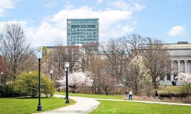 Building Photo - 118 Riverway St