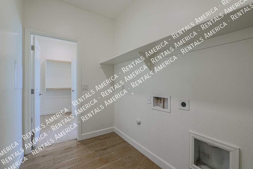 Building Photo - 37661 N Bentgrass Rd