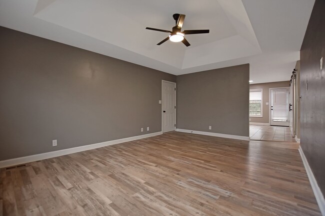 Building Photo - Pet Friendly Three Bedroom!