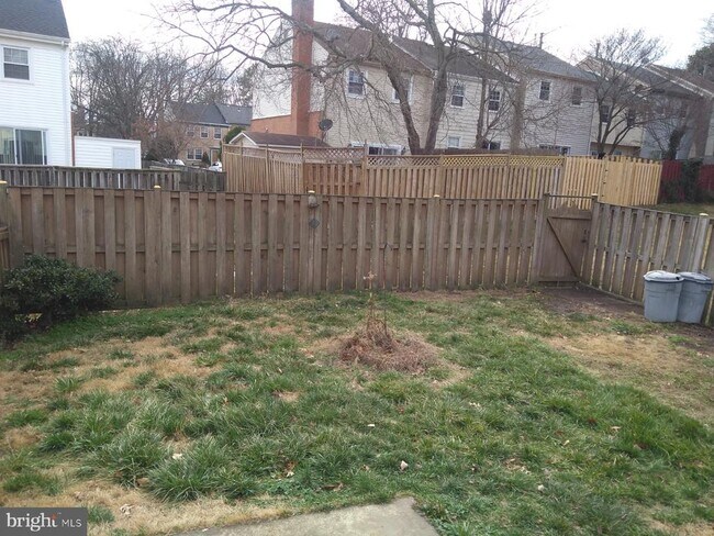 Building Photo - 2055 Pilgrim Dr