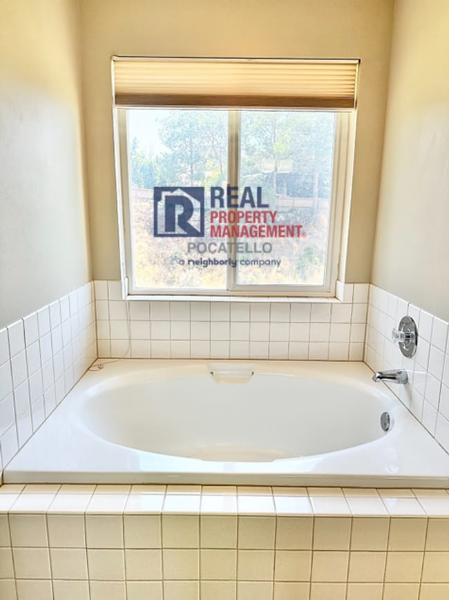 Building Photo - 5 Bedroom 3.5 Bath House - Pet Friendly