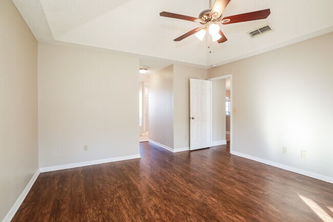 Building Photo - 8244 International Village Dr