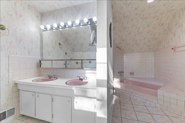 Building Photo - Magnificent 6 bedroom house in desirable Hanover Township!