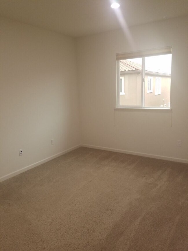 Building Photo - Beautiful, Large 4 BR/2.5 Bath Home,  Lots of light!  Great Neighborhood!