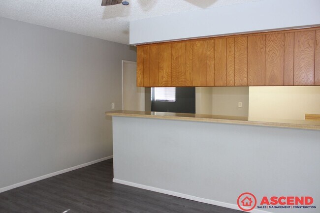 Building Photo - Cozy 3BD/2BA Home in Bakersfield's 93313 — Fireplace, Backyard!