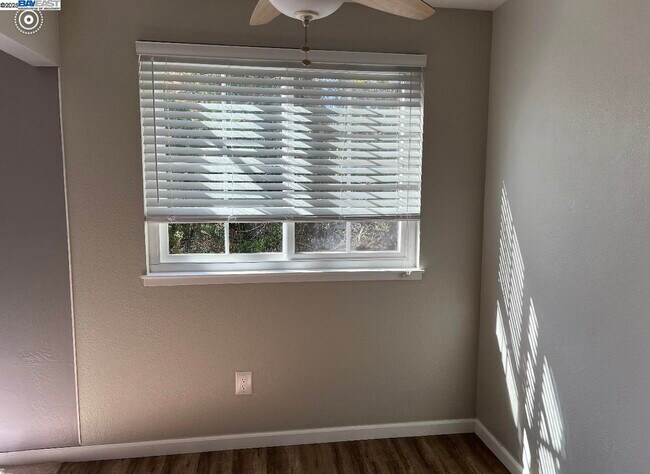 Building Photo - 117 Day St