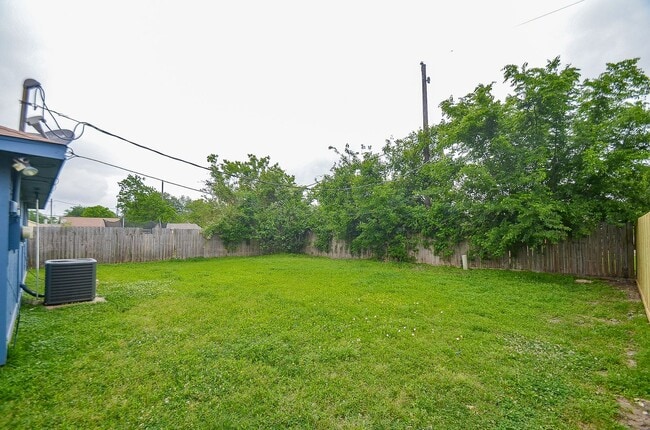 Building Photo - Property available in Old River Manor
